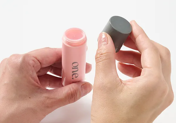 パフ付き部とキャップを回して外します。