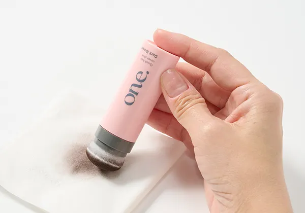 ティッシュ等に色が出るまでなじませてからお使いください。