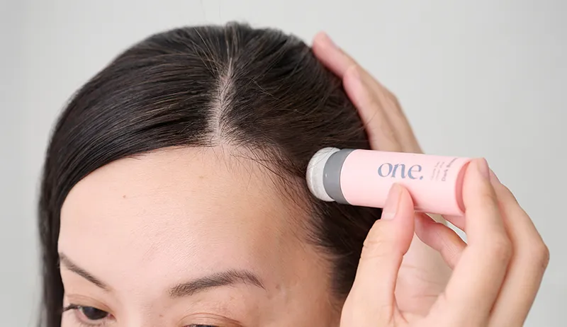 毛流れにそって軽くなじませます。自然に仕上り、浮いた毛も落ち着きます。